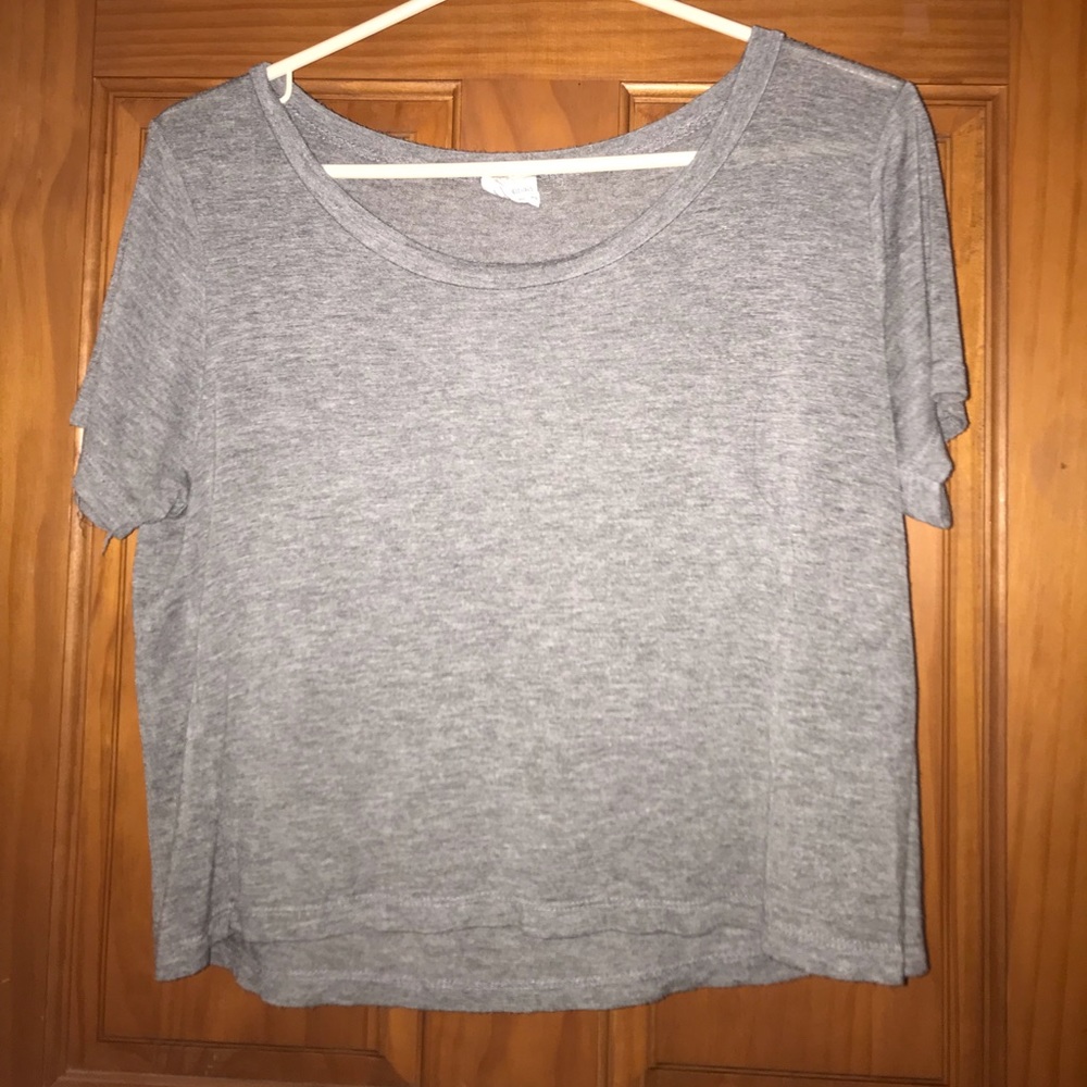 Grey loose t shirt.